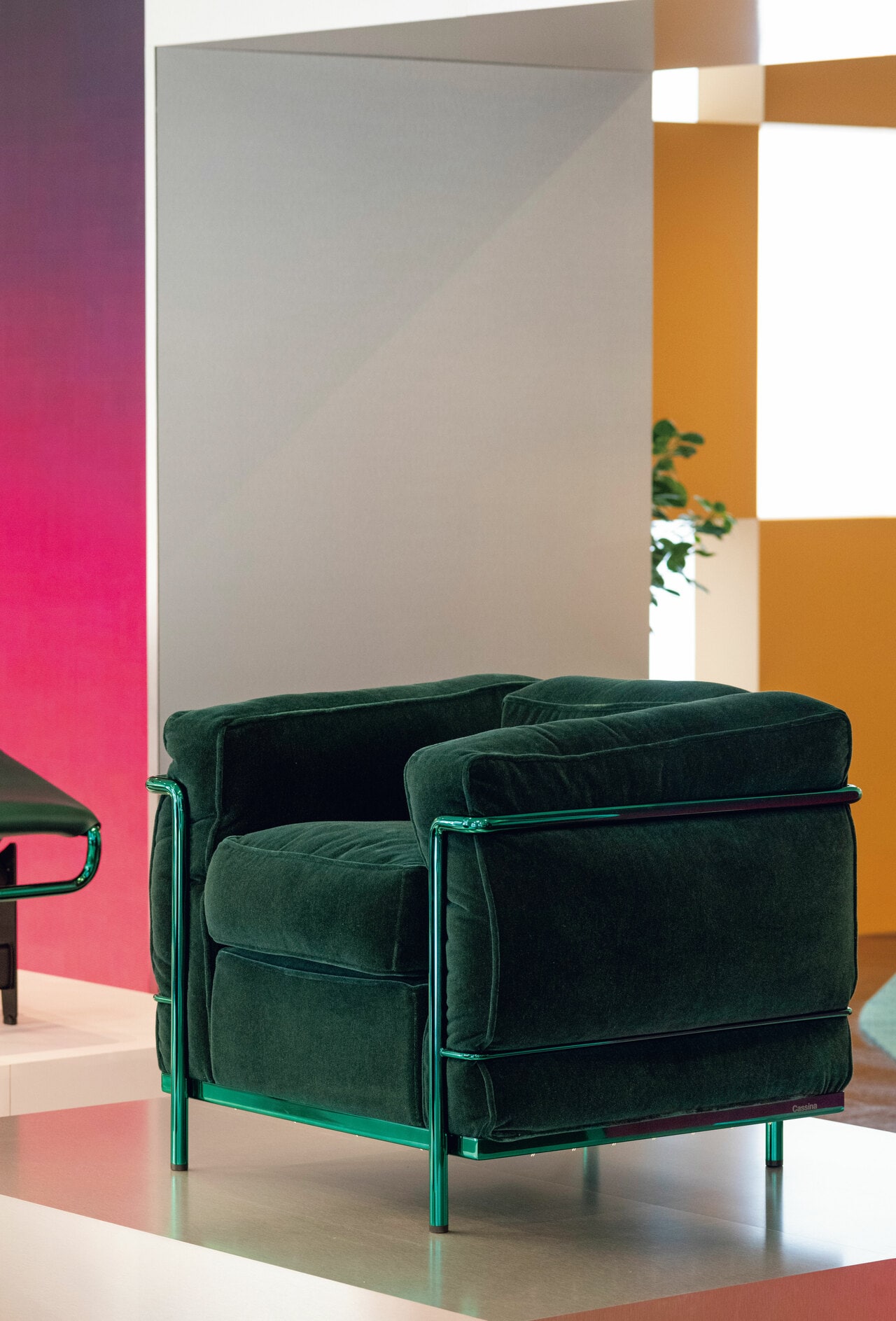 ル・コルビュジエ、ピエール・ジャンヌレ、シャルロット・ペリアンのデザイン復刻60周年記念作品のチェア 1,650,000円（日本店舗での価格）。初期4アイテムを限定色3種で展開。