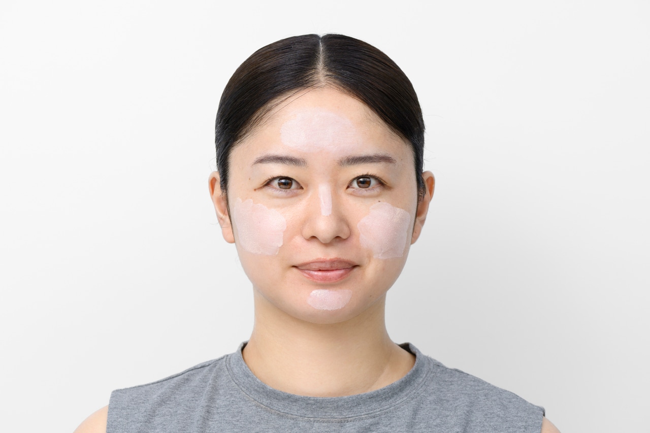 鼻筋には、少なめの量をのせる。