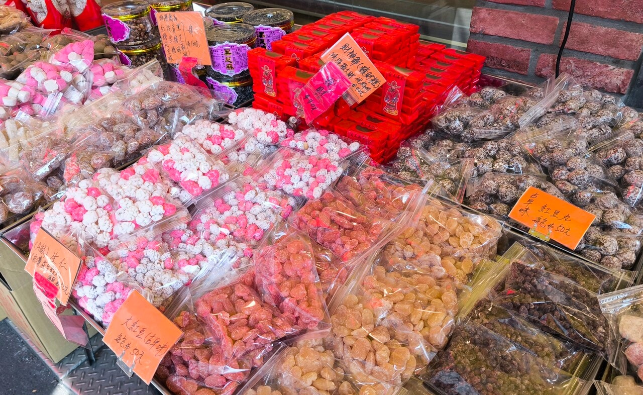 旧正月には家族みんなで楽しむ駄菓子があれこれ並びます。