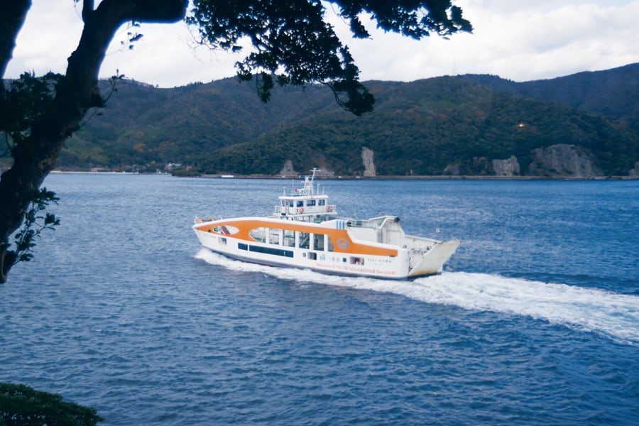 隣の西ノ島経由で海士町に向かうときに乗るフェリー。隠岐の島々を眺めながらの船旅。滞在中は周囲の島ホッピングも楽しめる。／Photographs＝Atsushi Hashimoto