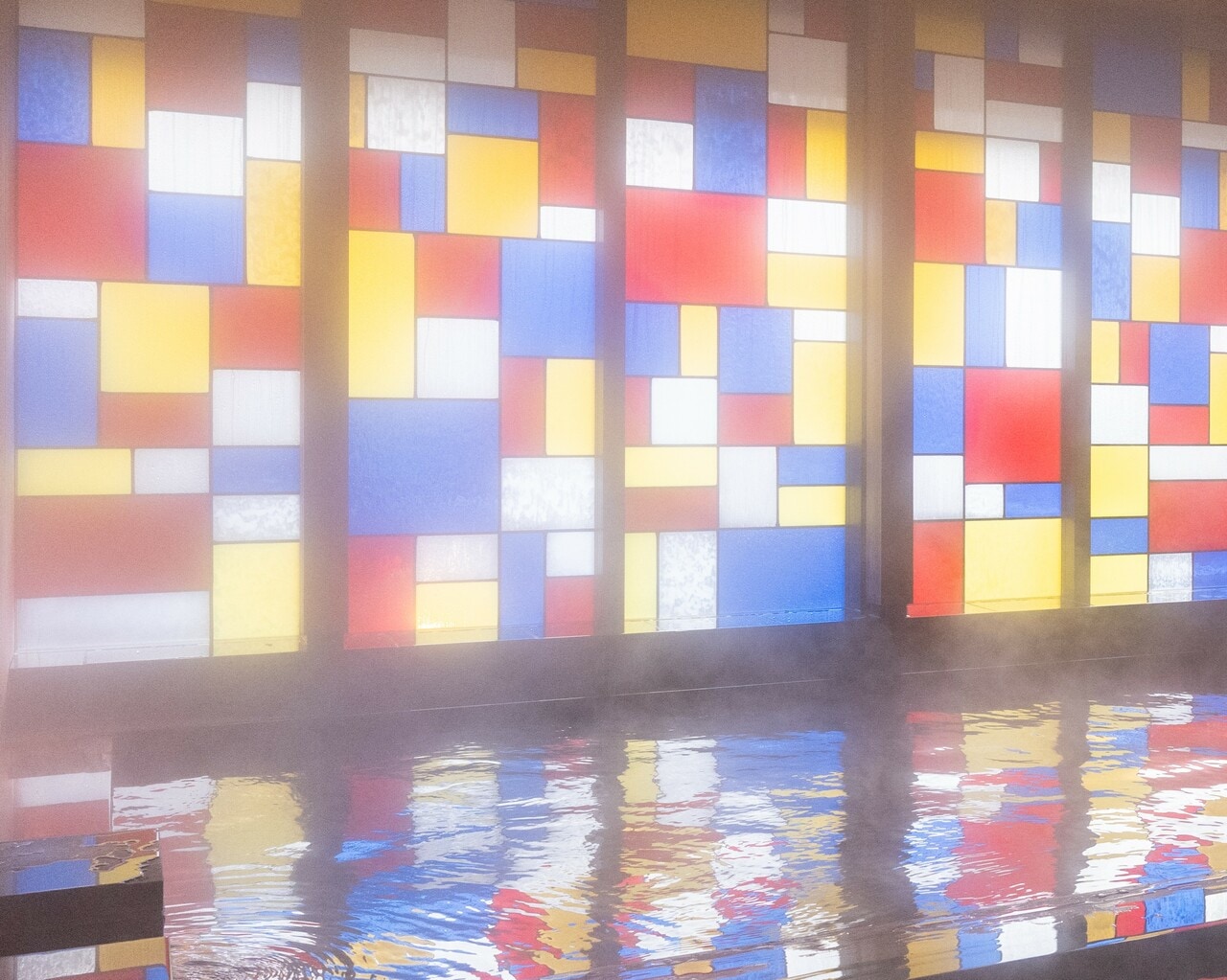 ステンドグラスと源泉かけ流しの温泉。これまでにない湯浴み体験となります。