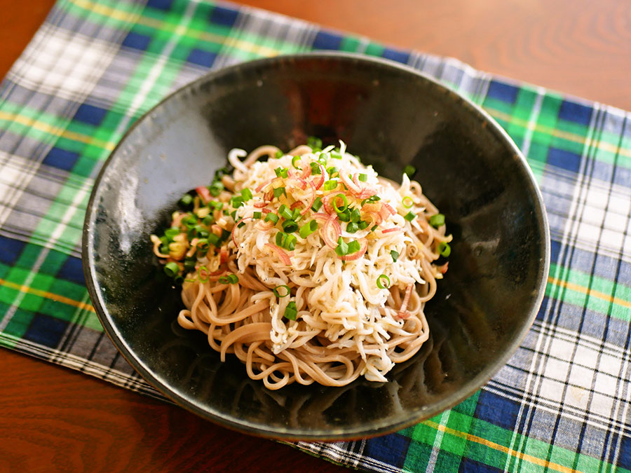 しらすのオイル漬けのっけ蕎麦。