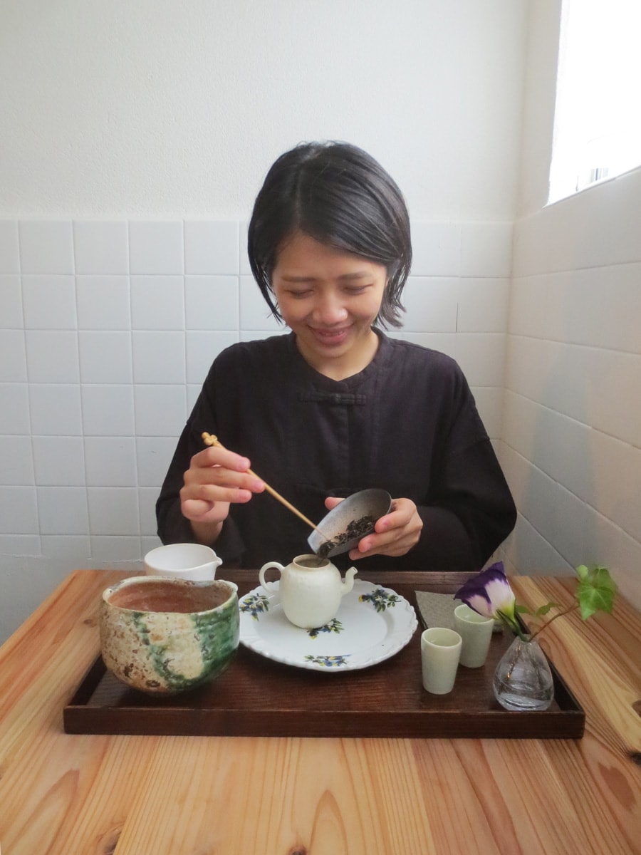 台湾茶をいれる劉 晏伶(りゅうえんれい)さん。台湾の作家の器も。