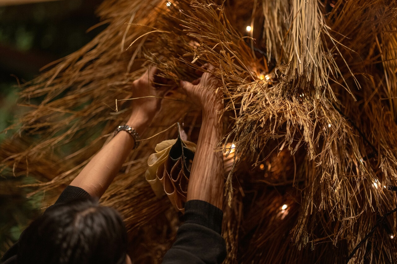 稲わらで作られたツリー。