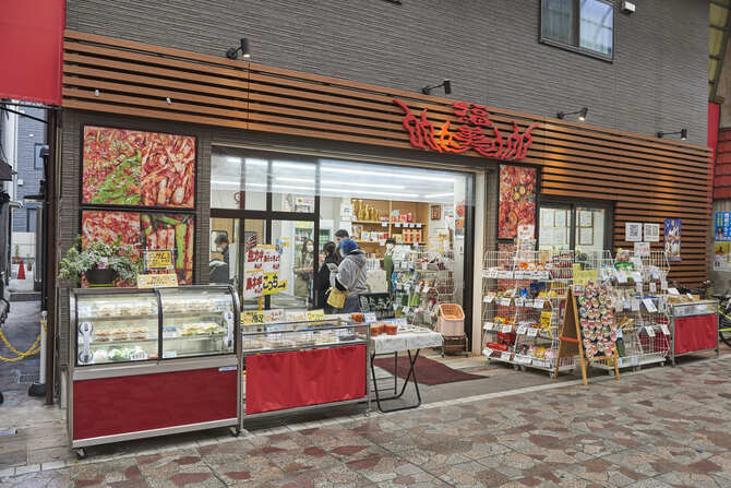 キムチ専門店「福美」。生牡蠣や島らっきょうなどの季節のキムチや、チヂミやチャプチェなどの惣菜も。