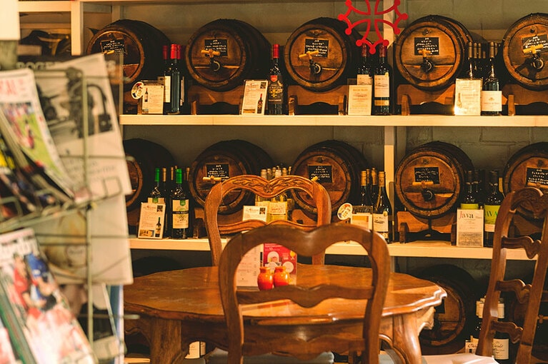 ワインは1杯 900円。店内の樽から好きなものを注ぐのが楽しい。