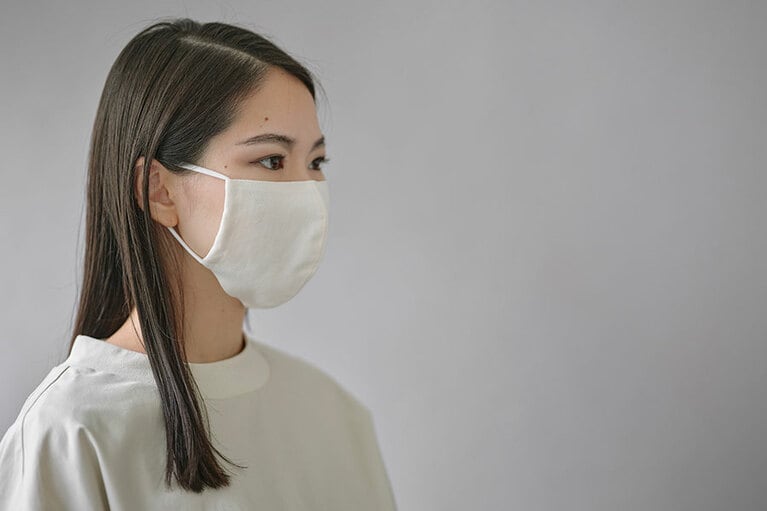 フィット感を追求した立体パターン構造。鼻と口の間に空間ができることで、通気性が保たれ、呼吸しやすく。男性でも使いやすい大きめのつくり／UNDERSON UNDERSON