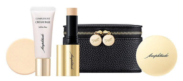 Amplitude ベースメイクキット a CS 全2種(写真はベースメイクキット a CS20) 各11,000円。セット内容：コンプリートフィット クリームベース 16g、コンプリートフィット パウダースティックファンデーション 20(SPF25・PA++) 6g、フィニッシュ ルースパウダー 01 2.5g、スポンジ(ケース付き)、オリジナルバニティ D。予約開始日：9月22日(水)、発売日：10月27日(水)