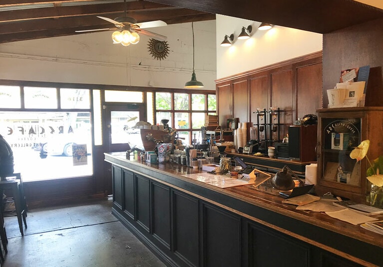 アートがそこかしこに！ ギャラリーのような大人カフェ「アース・カフェ」。