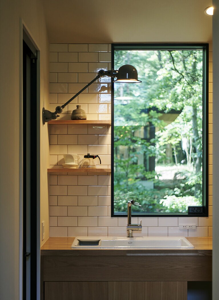 ダイニングの奥にあるキッチン。仕切りはないけれどダイニングスペースとゆるやかに空間が区切られ、適度なこもり感が料理を楽しくする。