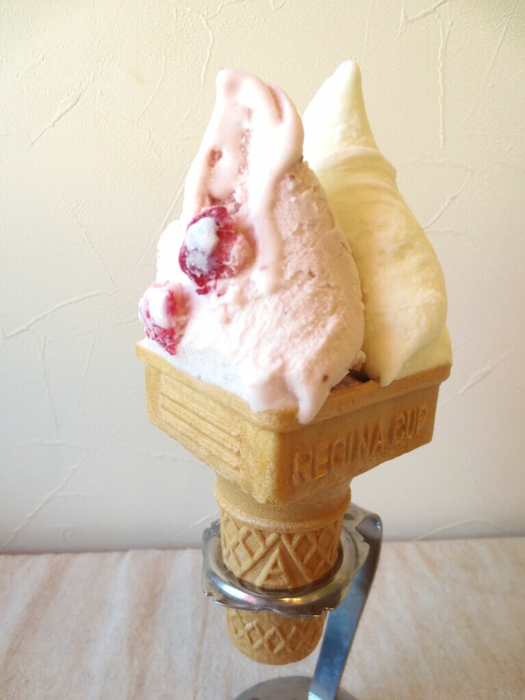 1番人気の「みるく」と2番人気の「いちご」のダブルコーン453円。※価格は全て税込み。