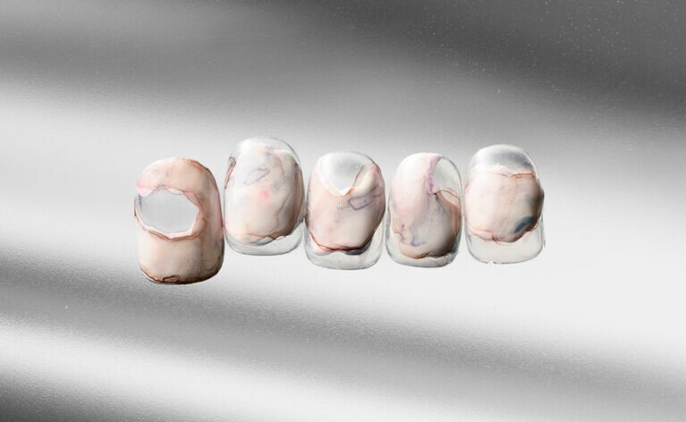 インクの滲みニュアンスを活かしたクリアネイル。