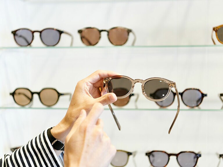 グレーのレンズは、自然な色を保ったまま眩しさが抑えられる。見た目にもクセがないので、季節を問わず使いやすい。