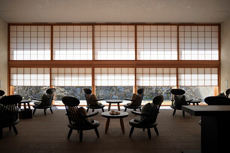 渡月橋の南端にある、「星のや京都」のゲスト専用の舟待合。