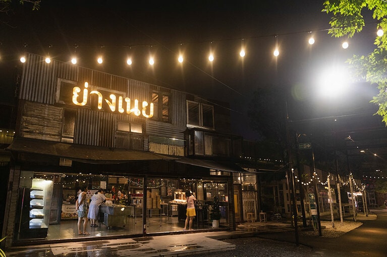 タイの鍋料理、ムーカタをセルフサービスで提供する「ヤンヌーイ」。