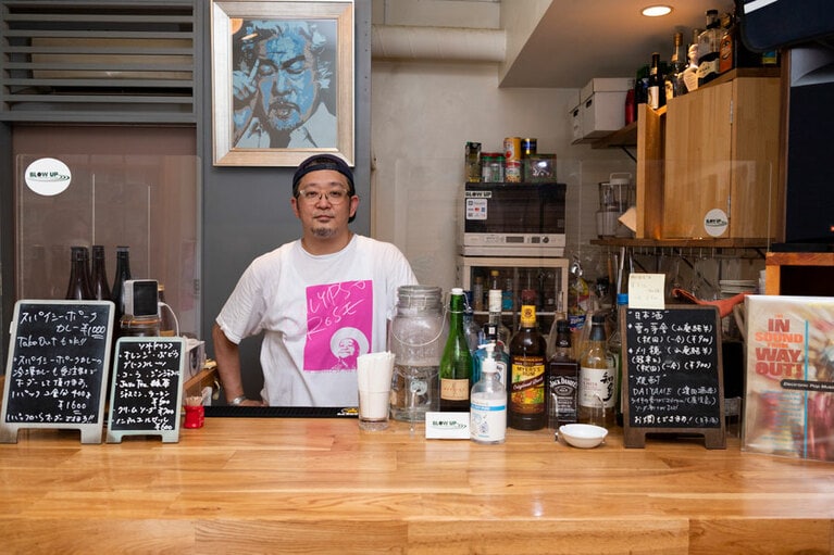 店主の北村圭士郎 a.k.a. CHINTAMさんは、DJとして活動しながら、さまざまなレコードショップでバイヤーとしても努めていた経歴がある。