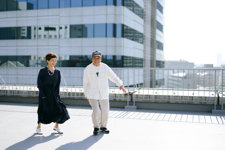 近田春夫さんと阿川佐和子さん。