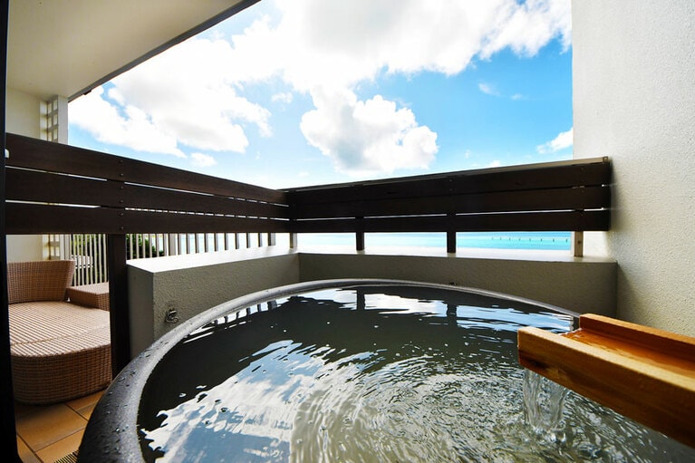 琉球温泉 瀬長島ホテル［沖縄／瀬長島］客室露天風呂。