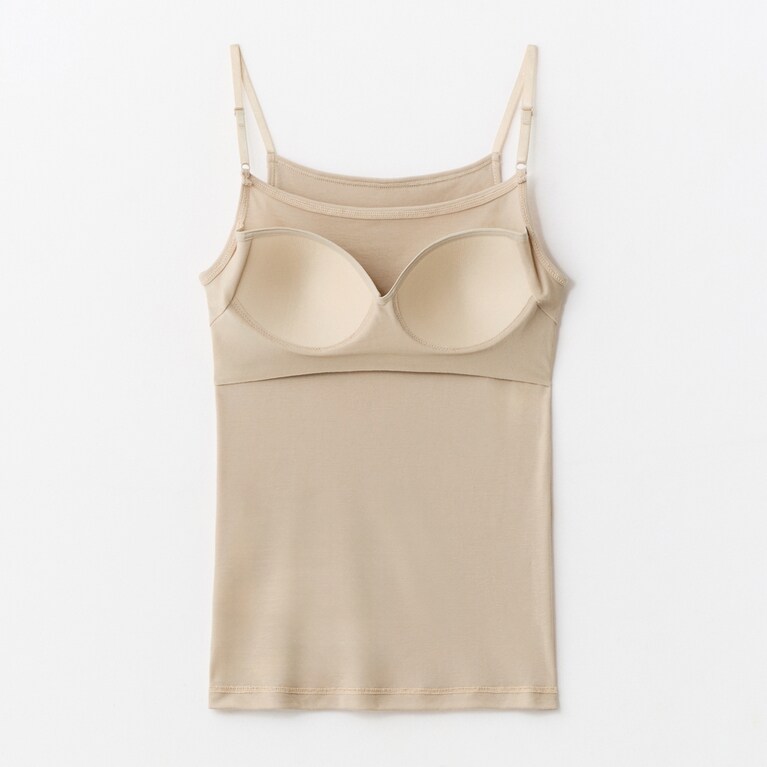 カップ部分も通気性がよく、またアンダーバスト部分がゴムではないので締め付け感もなく、ブラの形通りの汗の跡が付かないのも嬉しい。写真の色はノーブルベージュ。