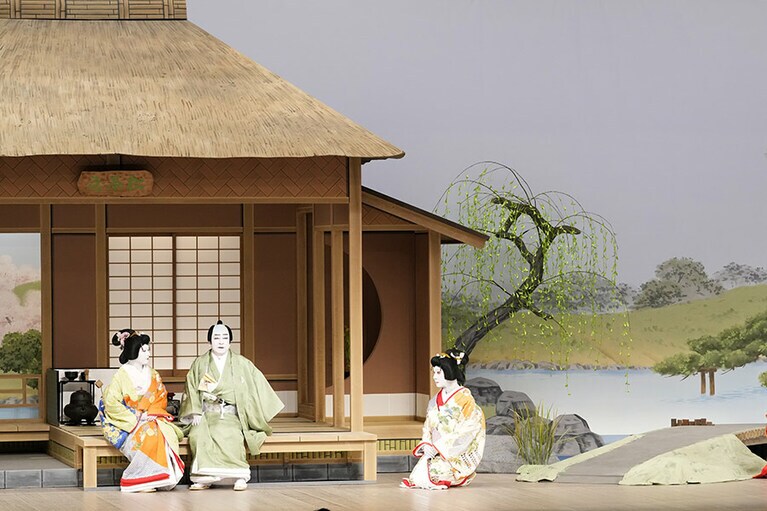 左から、中臈お喜世＝中村莟玉、徳川綱豊卿＝中村梅玉、御祐筆江島＝中村魁春 ©松竹