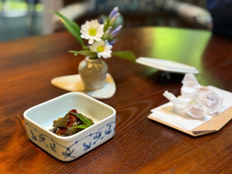 部屋のテーブルにはお茶請けになる地元のお菓子や畑の野菜のお漬物が。