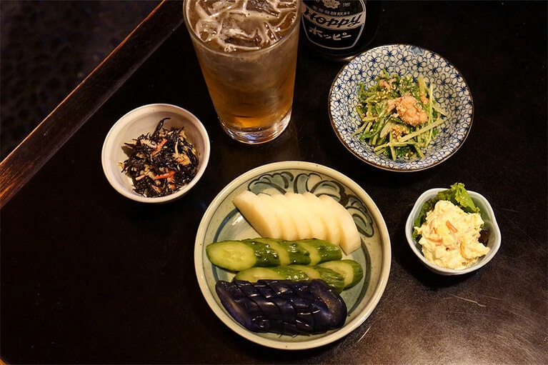 お通しも500円でこのボリューム！(中央のお新香は2人分)