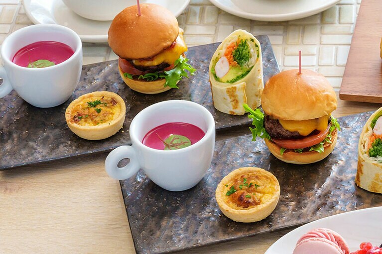 セイボリーのプレートには、アラカルトメニューとしても人気のアロフトバーガーをそのまま小さくしたスライダーも。