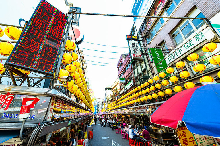 ビビットな黄色い提灯がシンボルの基隆廟口夜市。
