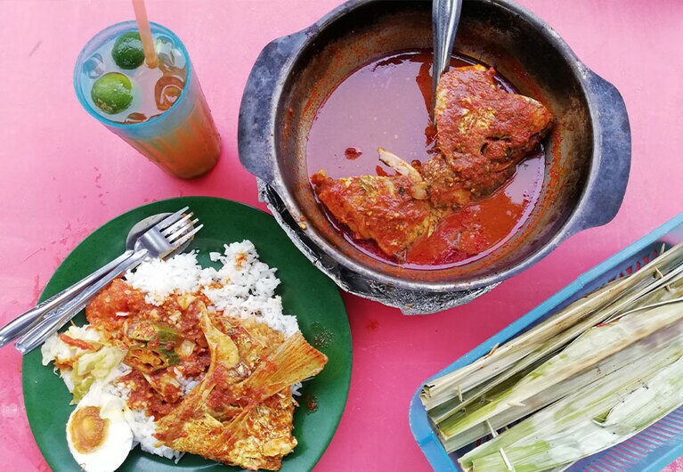 酸味と海老の発酵調味料ブラチャンのコクがきいた魚スープカレー「アッサムプダス」。じわっと辛いので、白いご飯(左手前)によく合う。写真提供：ハムザさん。