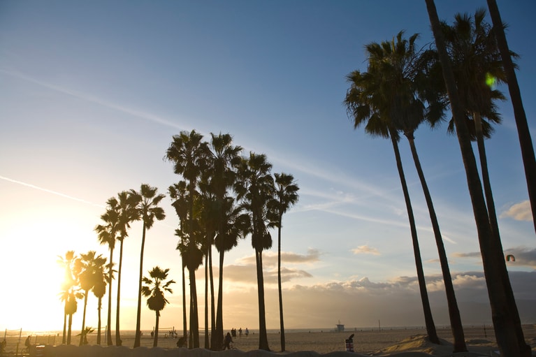 夕日に照らされた幻想的なサンタモニカ・ビーチ。photo：Cavan Images／Imagemart