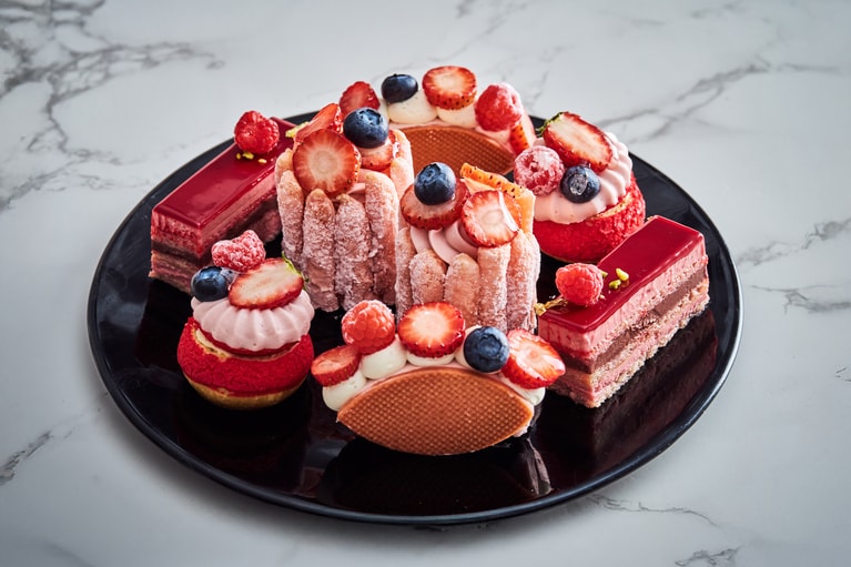 第一楽章のスイーツ上段のイメージ。写真中央は、1月限定「シャルロットフレーズ」。ふんわりと甘いビスキュイ生地は軽く繊細な口当たりで、中にはいちごのムースが。トップのいちごとブルーベリーがほどよい甘酸っぱさを加え、甘みと酸味のハーモニーが楽しめる。