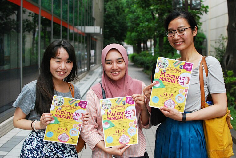 ステージでは、美しい歌声の持ち主アミーさん(中央)が、マレーシアのポップソングを紹介。司会はマレー語が堪能なアカリ＆アリカのコンビ。