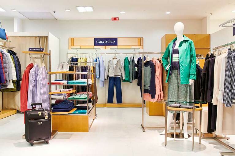 港町らしくマリンテイストのファッションが人気。明るい色合いで心も華やぐキャラ・オ・クルスそごう横浜店の店内。