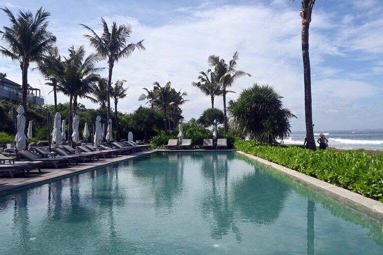 コモ ビーチクラブに併設のインフィニティプール。