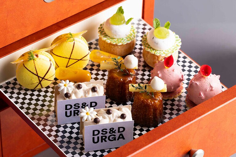 「ROSE ATLANTIC（ローズアトランティック）」など、6つの香りにインスパイアされた、独創的なスイーツが並ぶ。