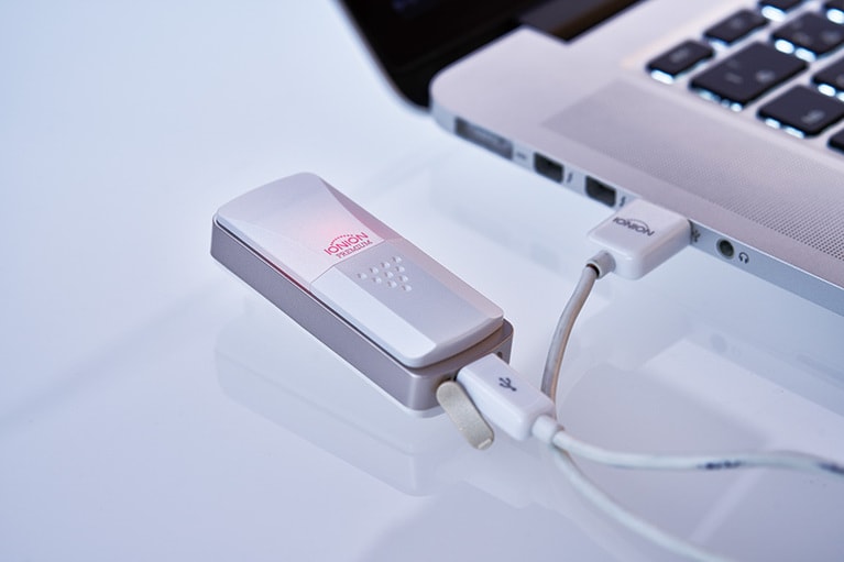 充電はパソコンなどで付属のUSBケーブルを使用。