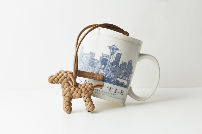 ドッグチャーム（高さ約7.2cm×幅約8.2cm×奥行き約3cm）93,500円／ボッテガ・ヴェネタ（ボッテガ・ヴェネタ ジャパン）