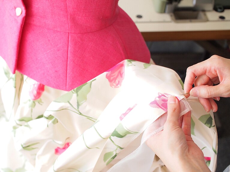 生地ごとに異なる特性を合わせて縫製していきます。ⒸBrijean