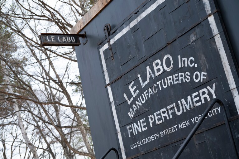 新緑に包まれながら香りと向き合う。移動する店舗ならではの「ル ラボ オン ウィールズ」を軽井沢で体験