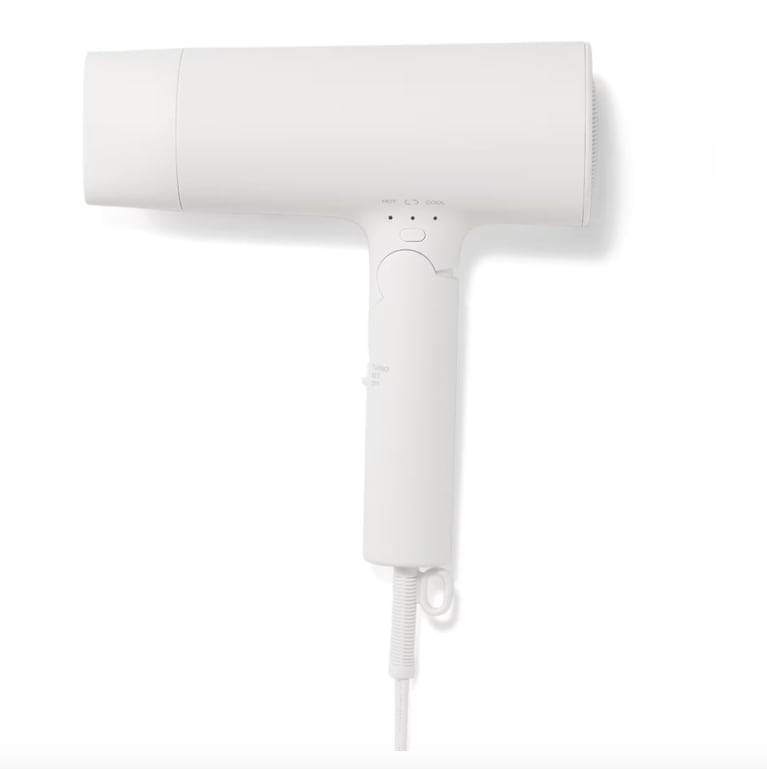 大風量マイナスイオンドライヤー　温冷切換機能付き　4,990円。
