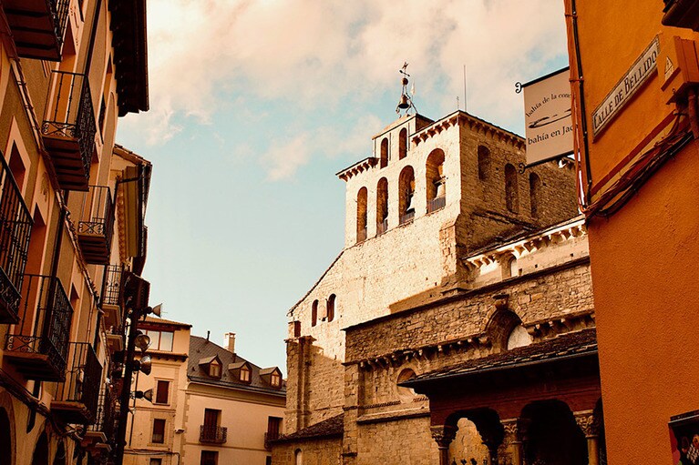 ピレネー登山やスキーなどの拠点でもあるハカの街にはアウトドアスポーツのお店もたくさんあり、アウトレットもあるのでちょっと楽しい。