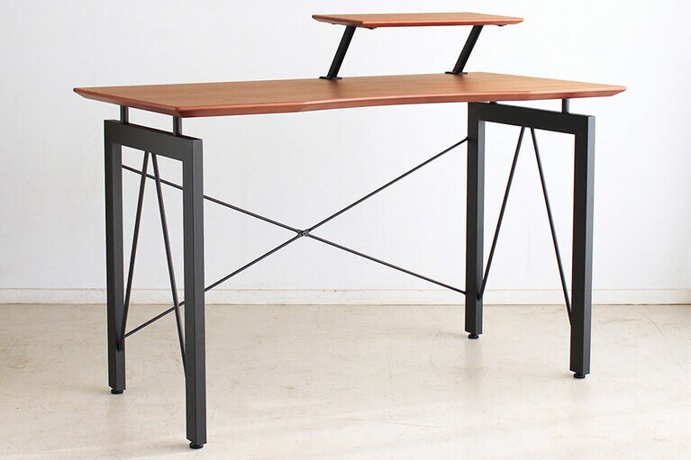 「ミニ天板付ワークデスク」は高さを調整できる小棚つき。小物を置くのに便利。©CLAS