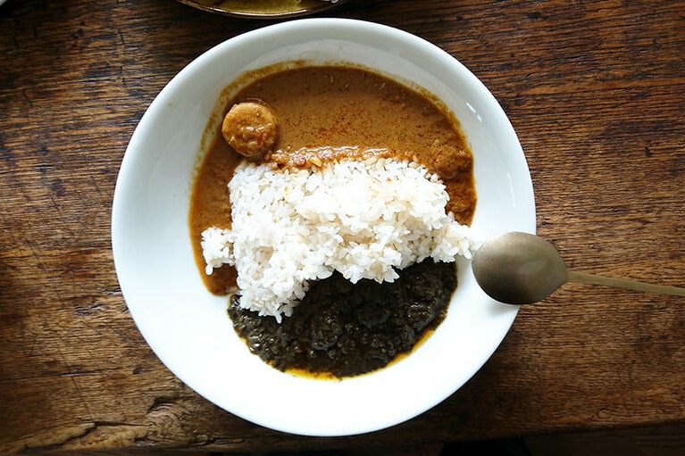 上部にど海老カレー、下部に黒胡麻担々キーマカレーをイン。