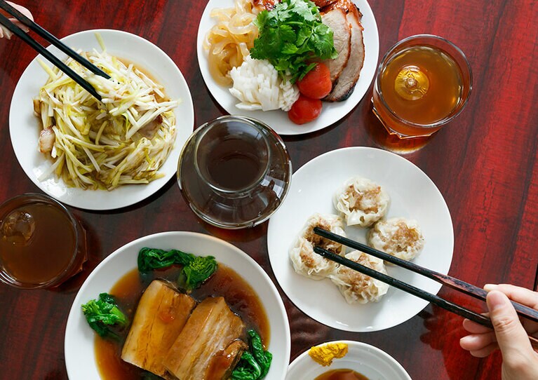 とくにおすすめは黄ニラの炒めもの(写真左上)。早くまた食べたい！