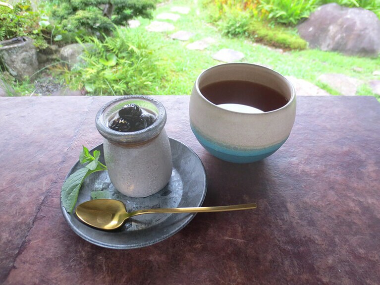 「ヴィーガン黒豆ブリュレ」680円、「スペシャルティコーヒー」450円。オーガニックドリンクも豊富。