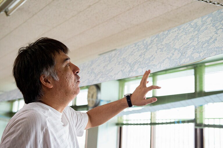 沖縄の光のなかで、繊細な色彩と優美な風合いがいっそう美しい琉球びんがた。