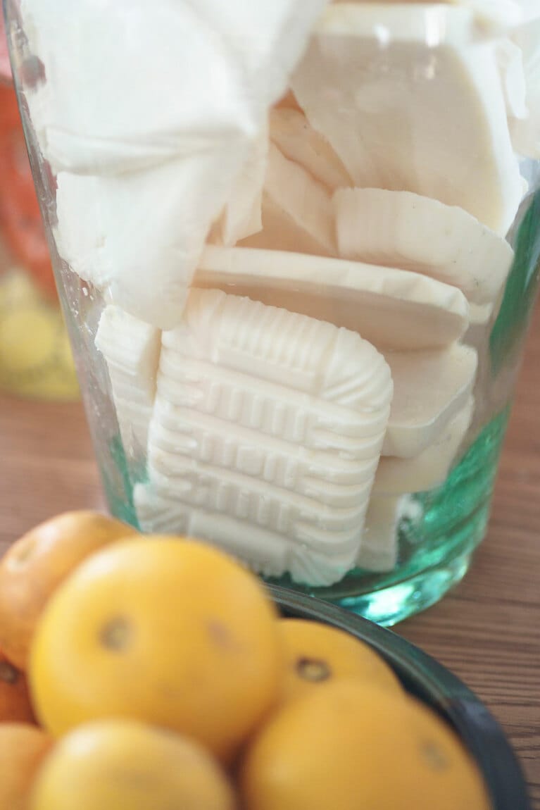 お店で使った後の油で石けんを手作り。これで食器も洗う。マンダリンは大家さんからいただいたもの。