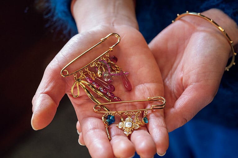 ピンとチャームのセットで約20€。チャームが7個までつけられるピン各2.30€～、チャームは1€以下から5€まで。