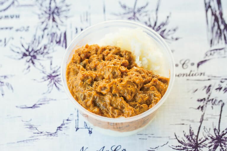 自家製ソースにチリマヨを加えたスパイシー・アヒ 14.99ドル／ポンド(写真のSサイズ 7.94ドル)。