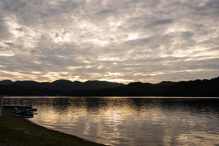 久美浜湾の夕暮れ。海とは思えないほど凪いだ湾を見つめていると安らかな心地に。